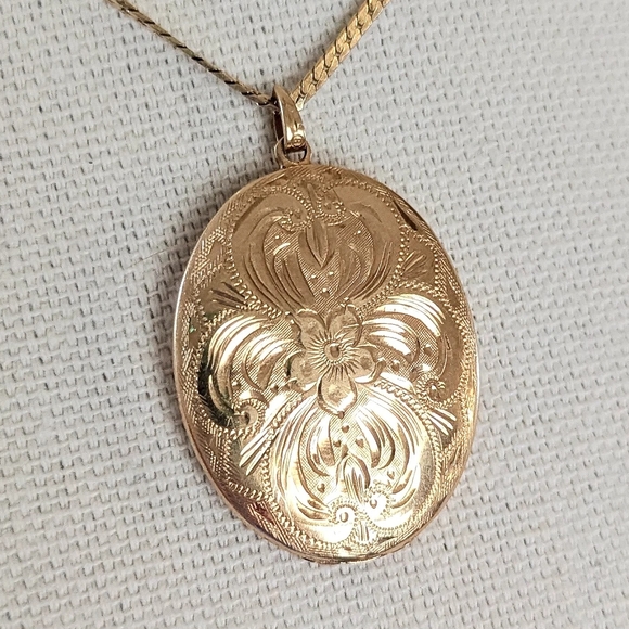 Jewelry - Vintage 14k Yellow Gold Oval Hand Engraved Locket Box Chain Necklace